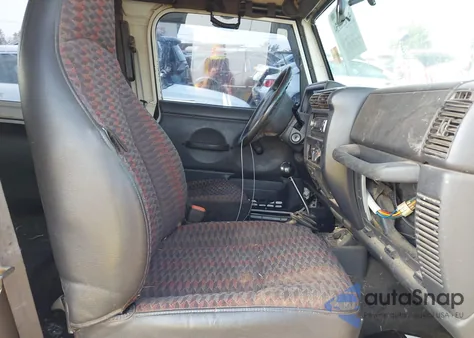 1999 Jeep Wrangler Sport z USA, uszkodzony, nr VIN 1J4FY19S2XP493947